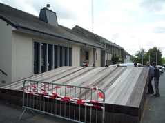 Photo ouverture progressive de la trappe au moyen de vérins.