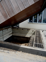 Photo ouverture progressive de la trappe au moyen de vérins.