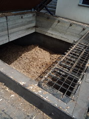 Photo ouverture progressive de la trappe au moyen de vérins.