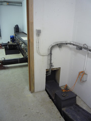 Photo canal métallique qui contient la vis sans fin.