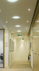 Photo luminaires dans zone de circulation.