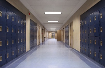 Photo luminaires dans zone de circulation.