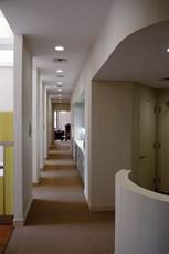 Photo luminaires dans zone de circulation.