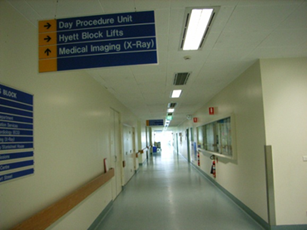 Photo luminaires dans couloirs hôpital.