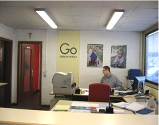 Photo bureau avec luminaires avec ventelles paraboliques.