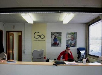 Photo bureau avec luminaires sans ventelles paraboliques.