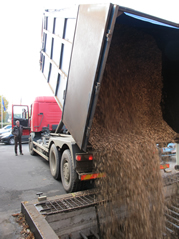 Photo camion venant alimenter le silo.